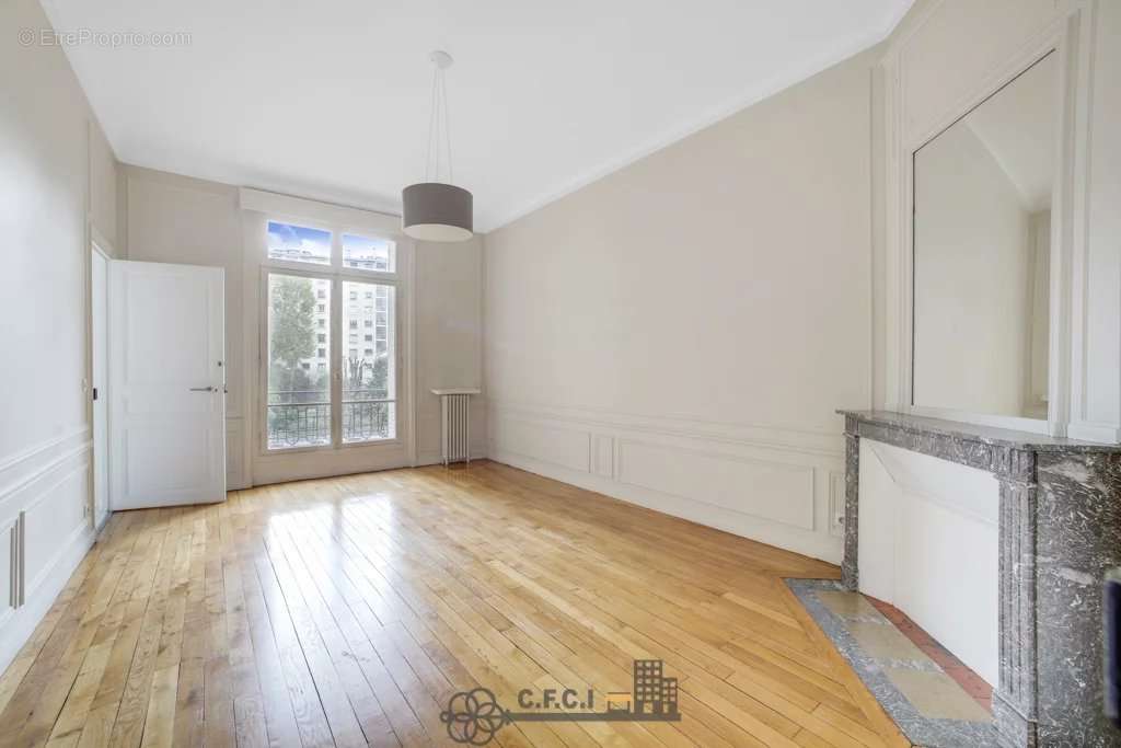 Appartement à PARIS-16E