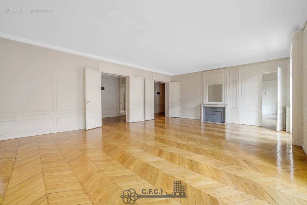 Appartement à PARIS-16E