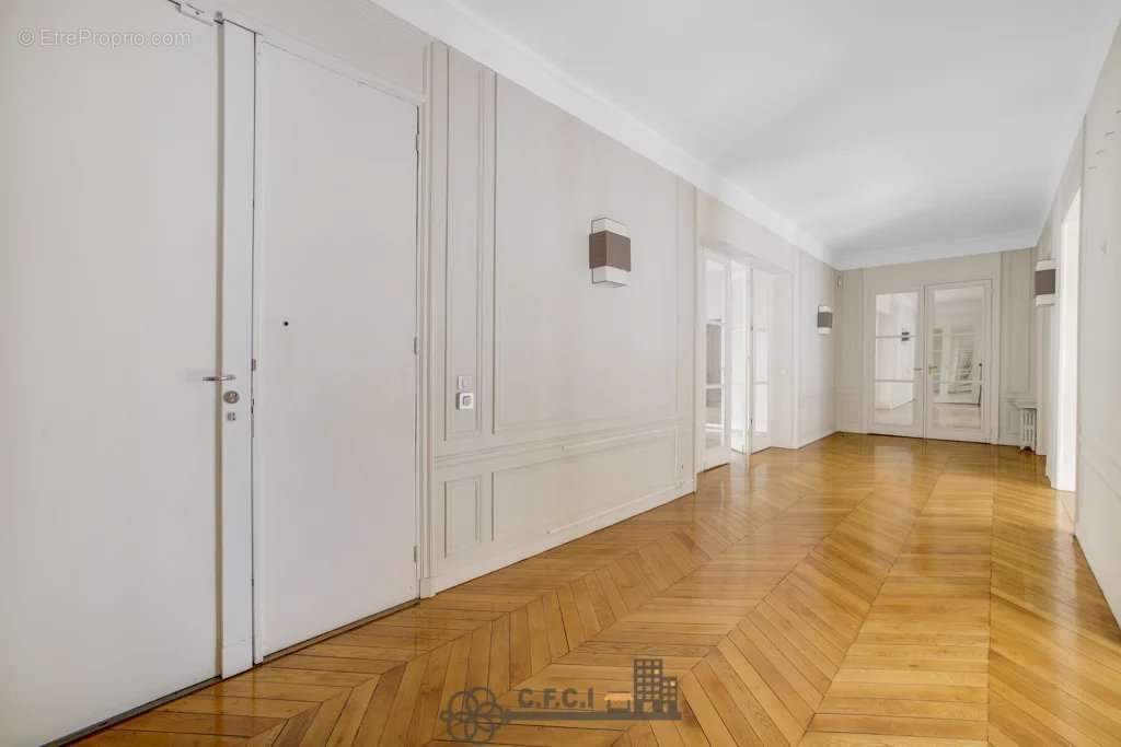 Appartement à PARIS-16E