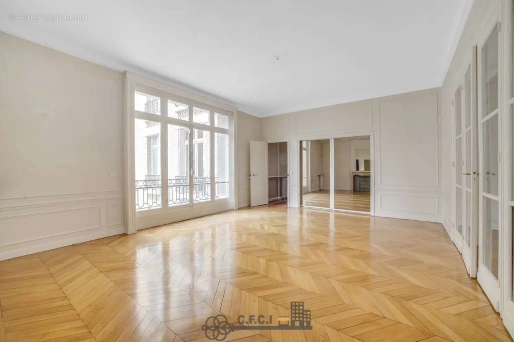 Appartement à PARIS-16E