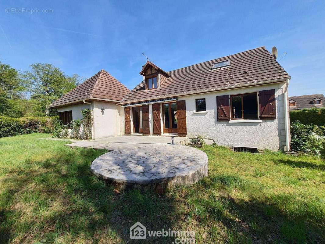 Vue de la maison côté jardin. - Maison à MONTIGNY-SUR-LOING