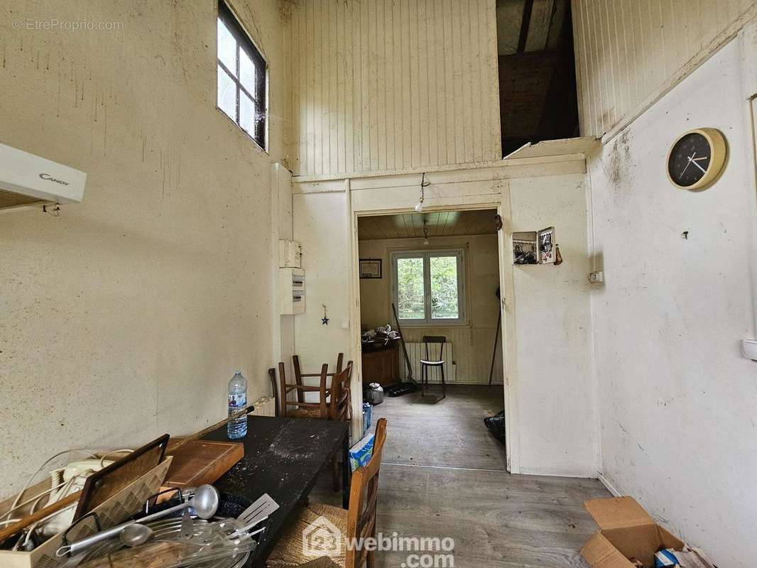 Une belle hauteur de plafond dans la cuisine. - Maison à MORET-SUR-LOING