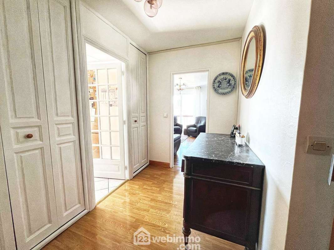 Entrée avec rangement - Appartement à MONTROUGE