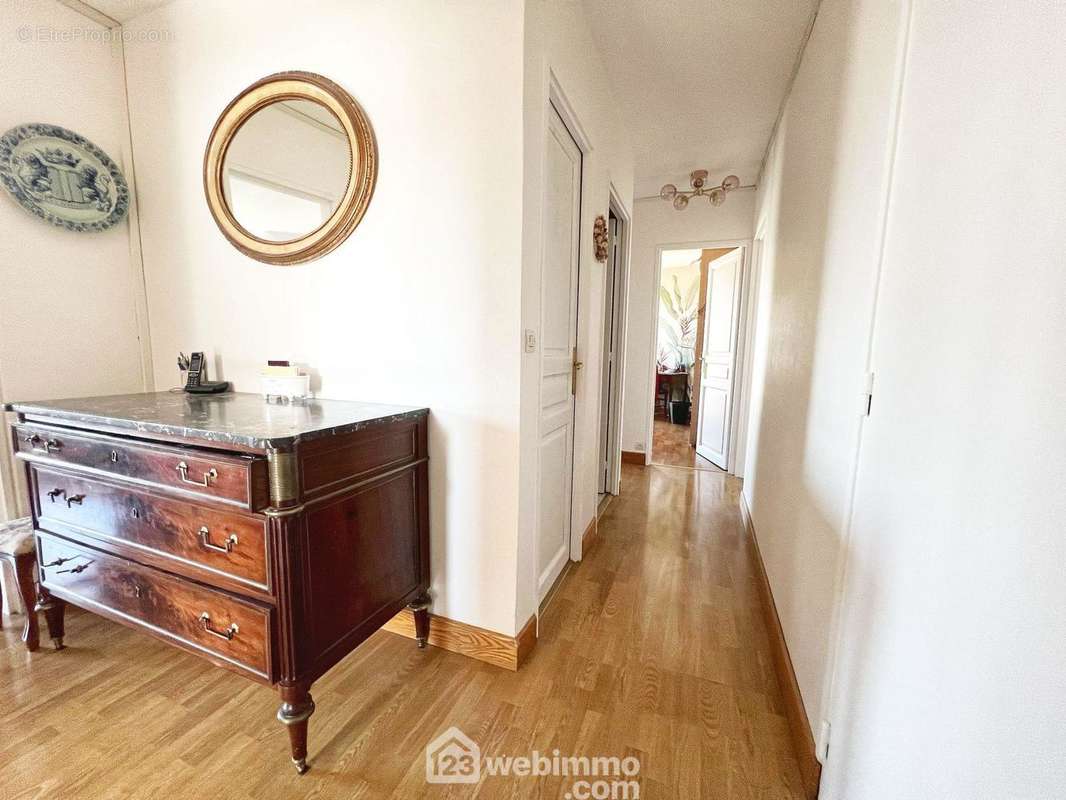 Entrée et dégagement - Appartement à MONTROUGE