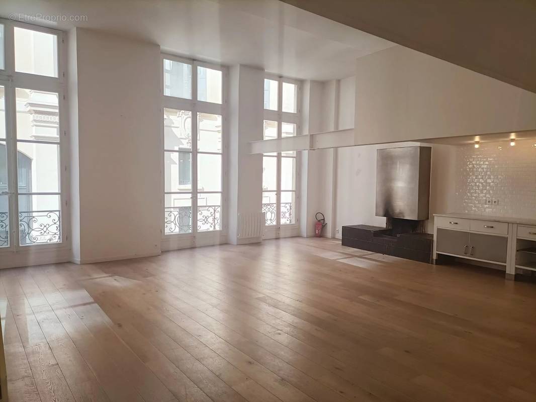 Appartement à PARIS-1E