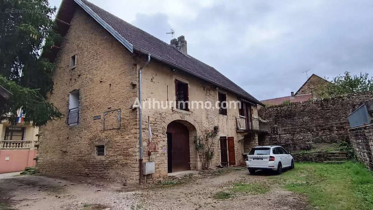 Maison à COURBOUZON