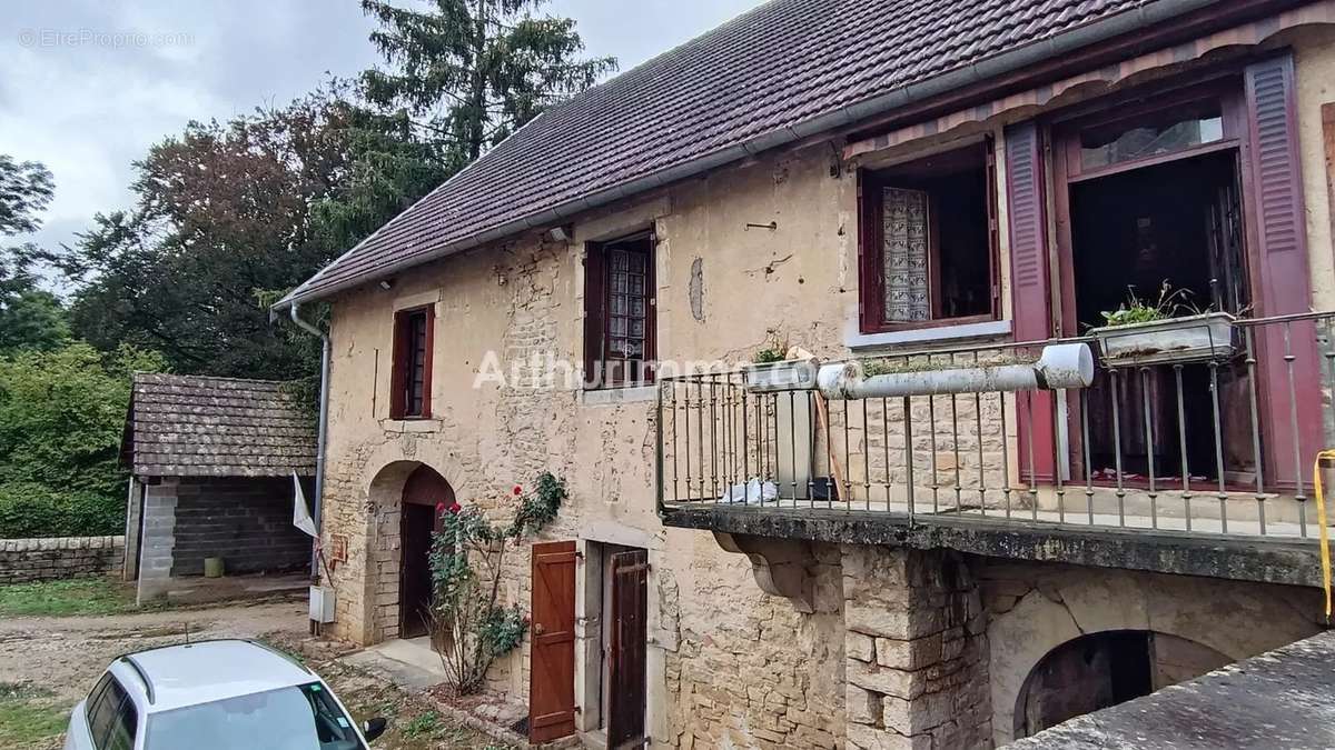 Maison à COURBOUZON