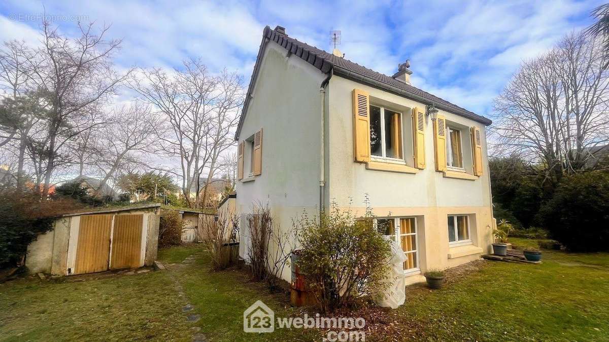 Des dépendances : garage env. 15 m2, 2 abris de jardin, 2 réserves d&#039;eau - Maison à DENNEVILLE