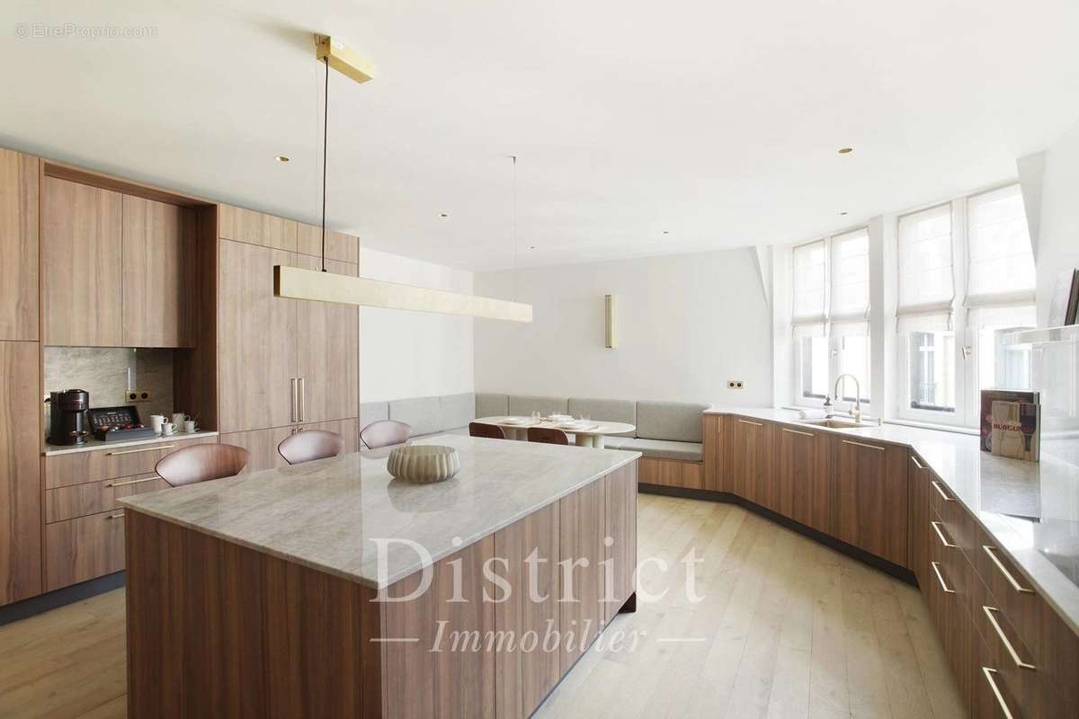 Appartement à PARIS-8E