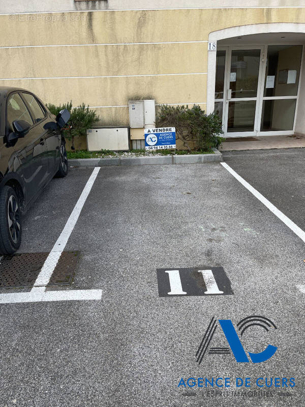 Parking à LA CRAU