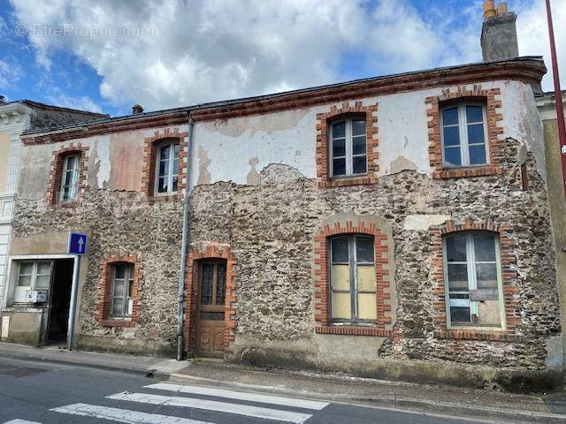 Maison à LA CHAPELLE-SAINT-FLORENT