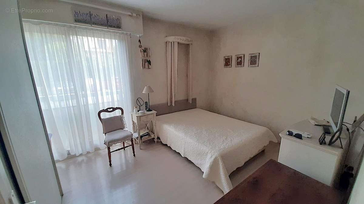 Chambre avec placard - Appartement à ANTIBES