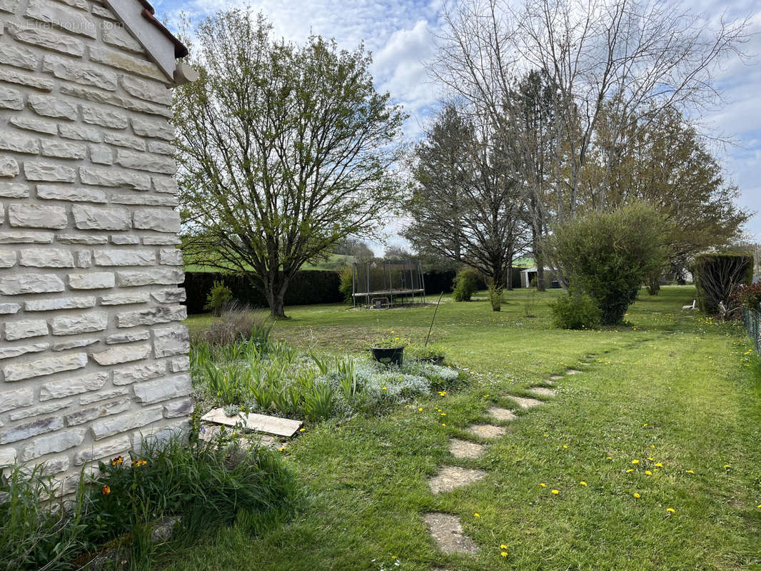 Maison à NOYERS