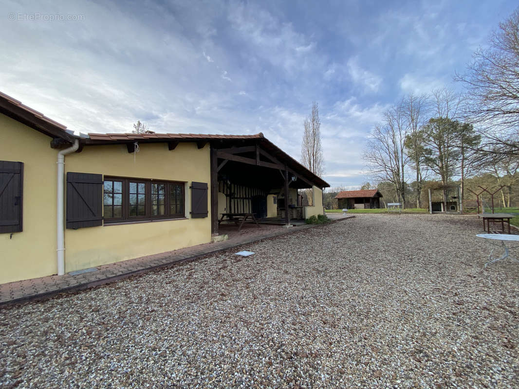 Maison à SAINT-CHRISTOPHE-DE-DOUBLE