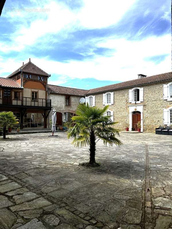 Maison à VILLECOMTAL-SUR-ARROS