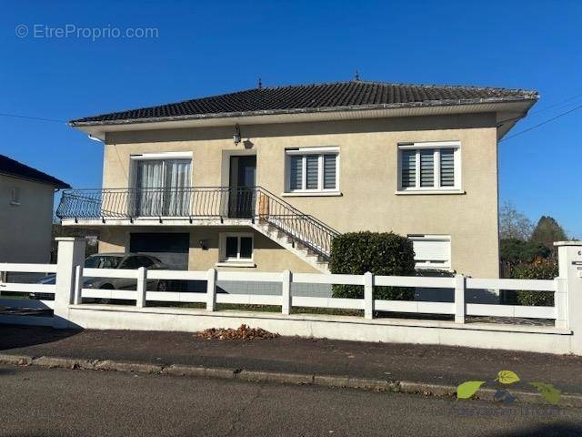 Maison à SAINT-LEONARD-DE-NOBLAT