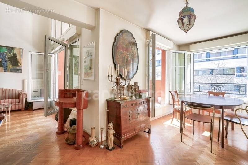 Appartement à COURBEVOIE