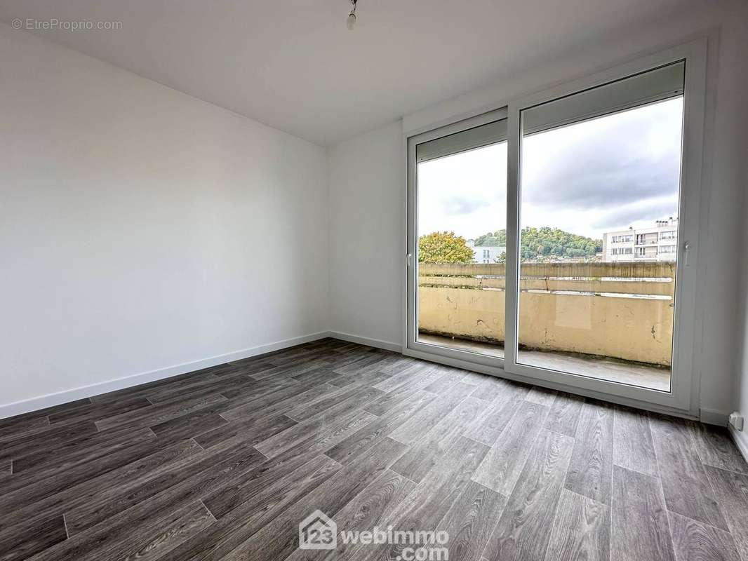 La deuxième chambre de 12 m² avec accès sur le balcon - Appartement à LAON