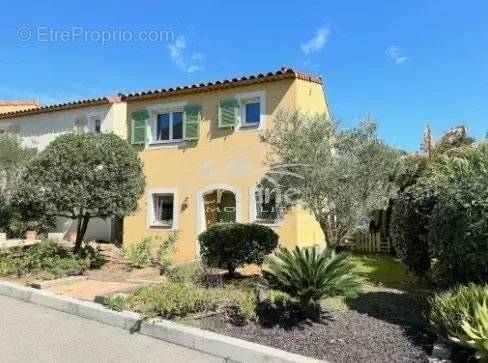 Maison à ROQUEBRUNE-SUR-ARGENS