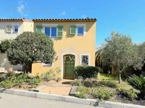 Maison à ROQUEBRUNE-SUR-ARGENS