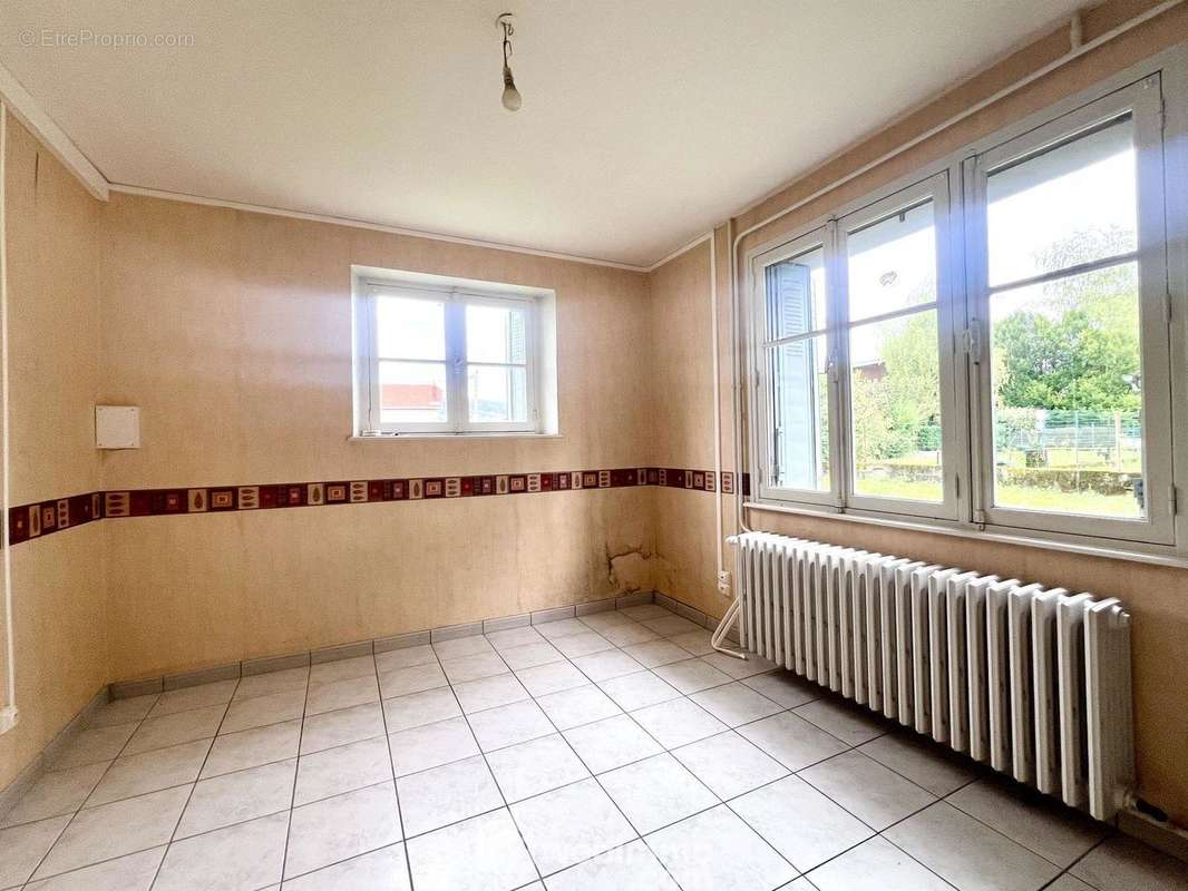 Appartement T2 au RDC: Chambre - Maison à BELLEVILLE-SUR-MEUSE