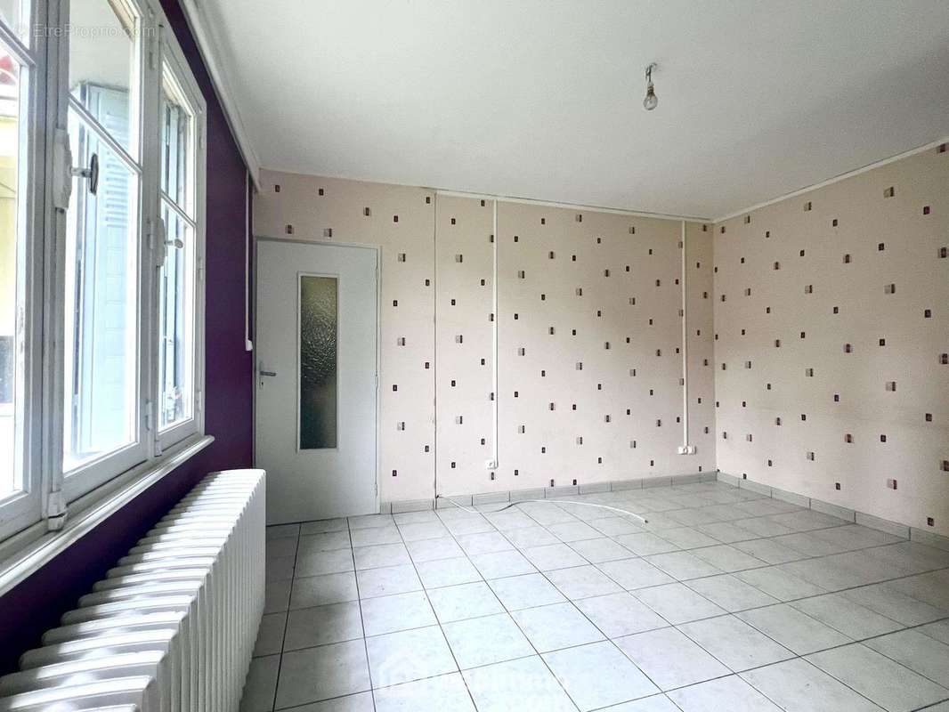 Appartement T2 au RDC: Salon-séjour - Maison à BELLEVILLE-SUR-MEUSE