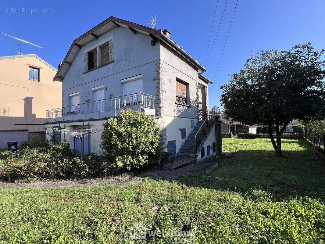 Jolie façade avec son balcon avec vue sur la Meuse et un terrain à l&#039;avant qui permettrait de créer une coure pour stationner plusieurs véhicules - Maison à BELLEVILLE-SUR-MEUSE