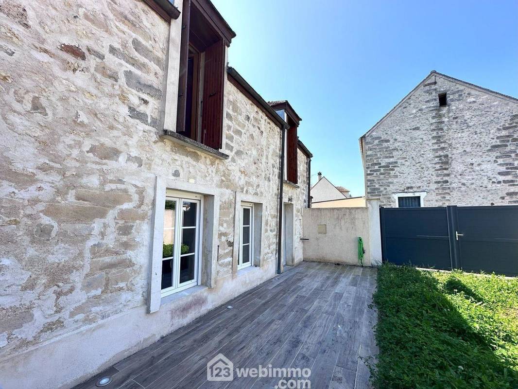 Un extérieur avec terrasse entièrement clos de murs et sans aucun vis-à-vis. Très rare sur le secteur ! - Maison à PERTHES