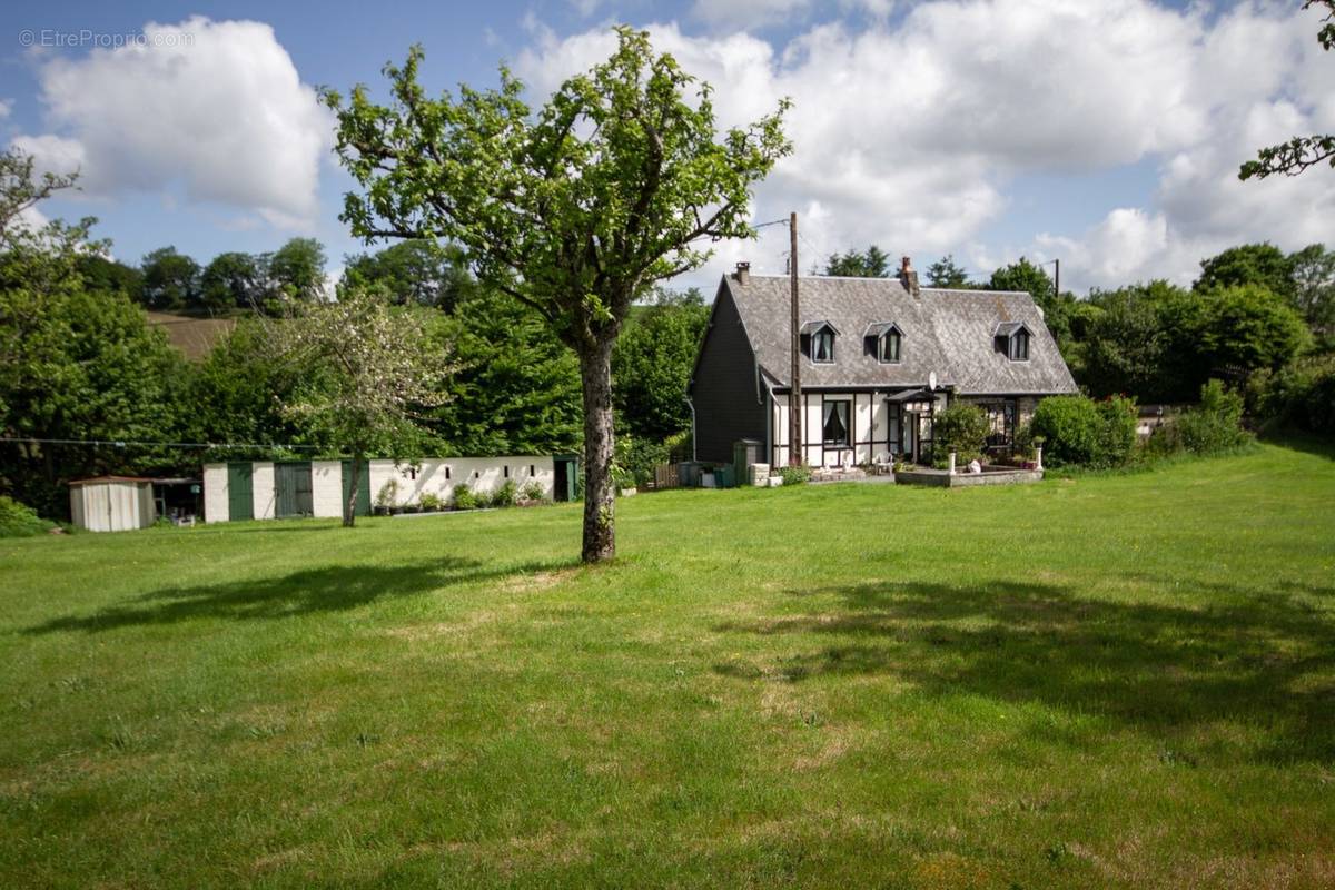 Maison à SAINT-CHRISTOPHE-DE-CHAULIEU