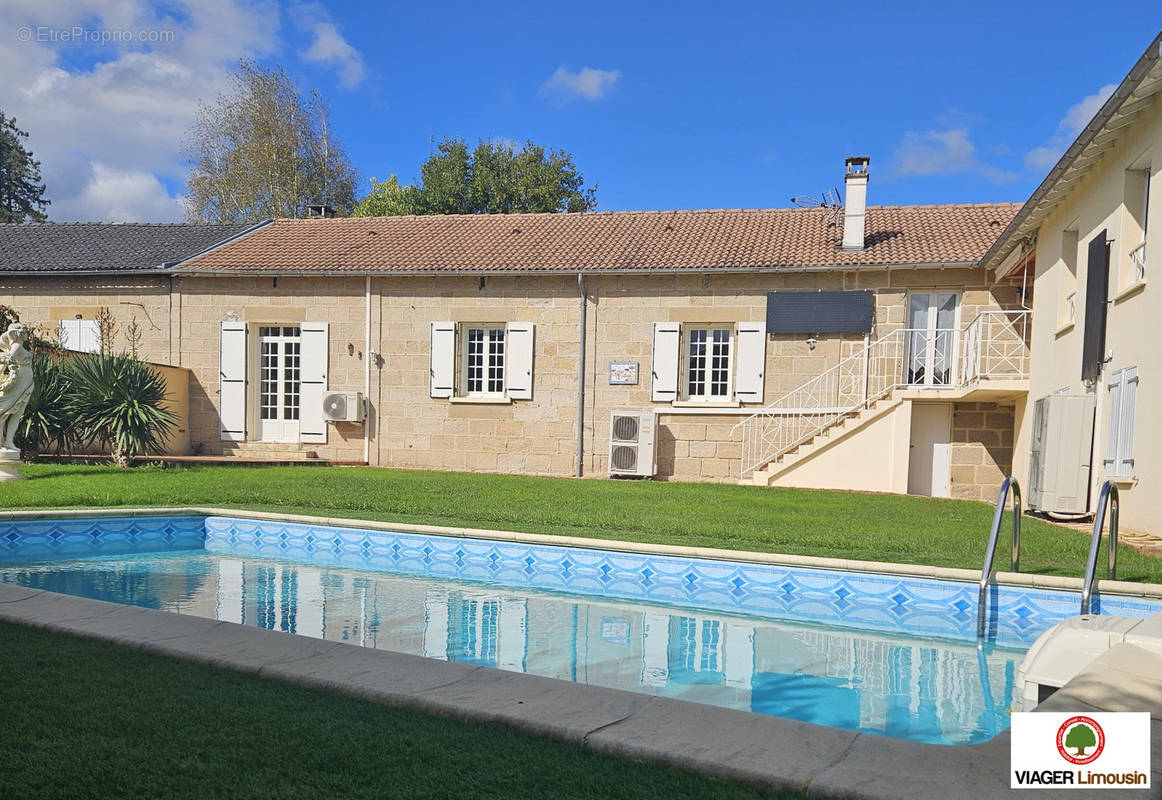 Maison à SAINT-PANTALEON-DE-LARCHE