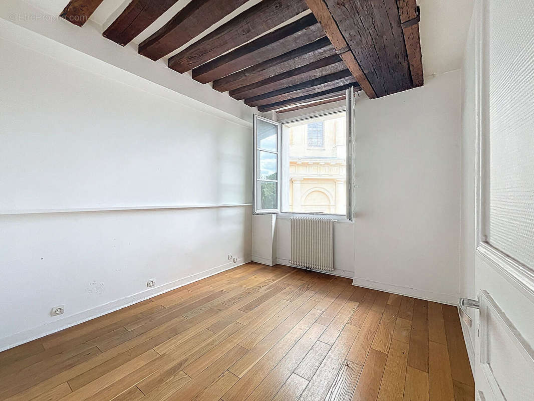 Appartement à PARIS-1E