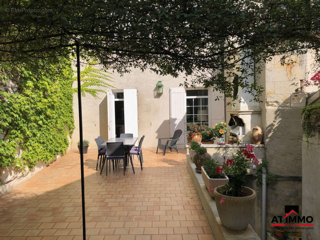 Terrasse / Coin Barbecue - Appartement à CHALAIS