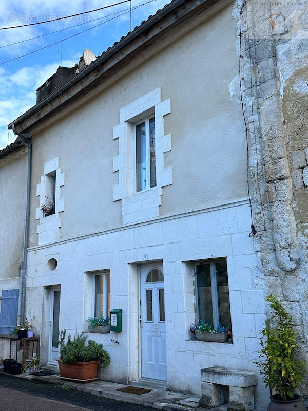 Maison à LA ROCHEBEAUCOURT-ET-ARGENTINE