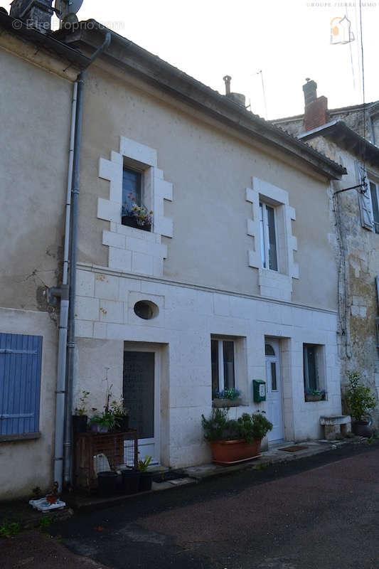 Maison à LA ROCHEBEAUCOURT-ET-ARGENTINE