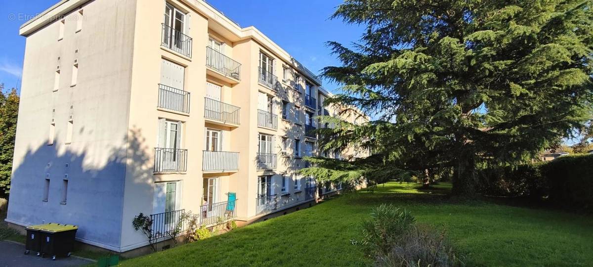 Appartement à LES CLAYES-SOUS-BOIS