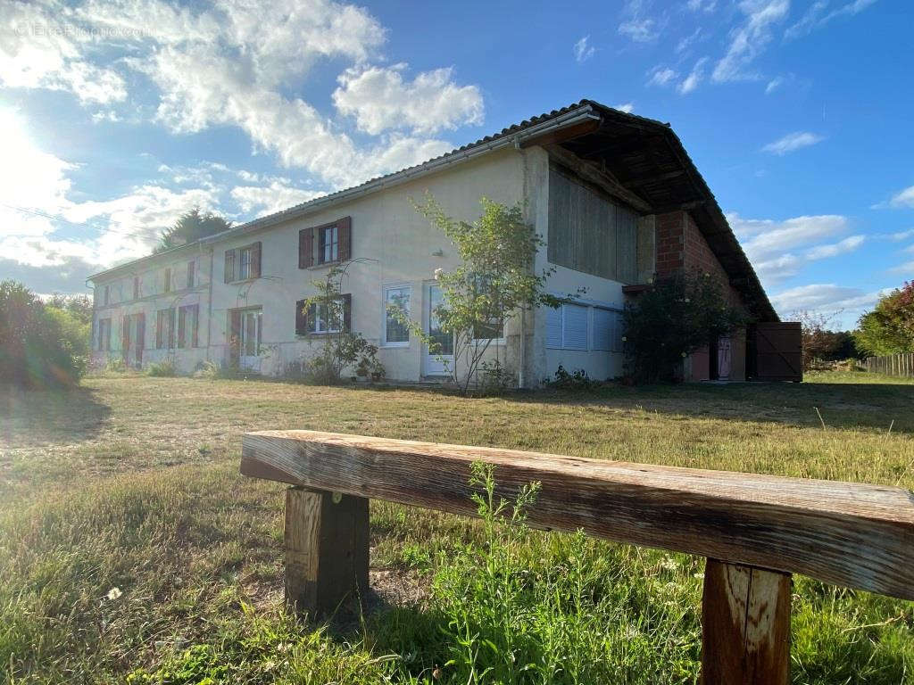 Maison à BUSSAC-FORET