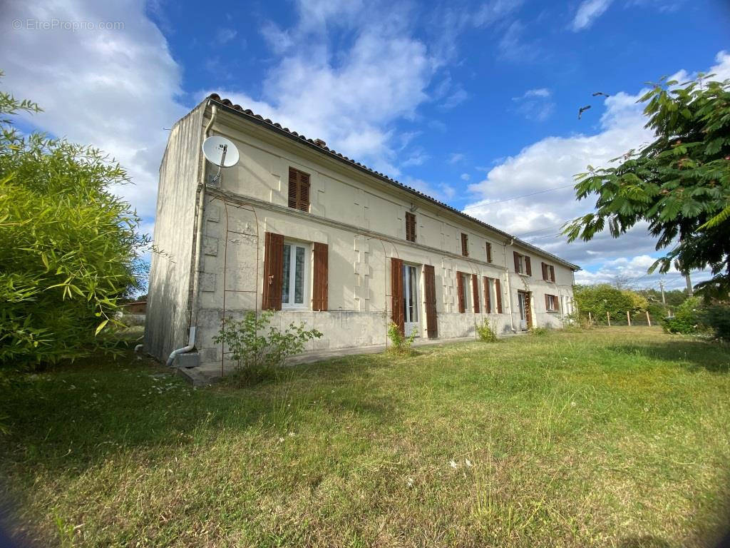 Maison à BUSSAC-FORET