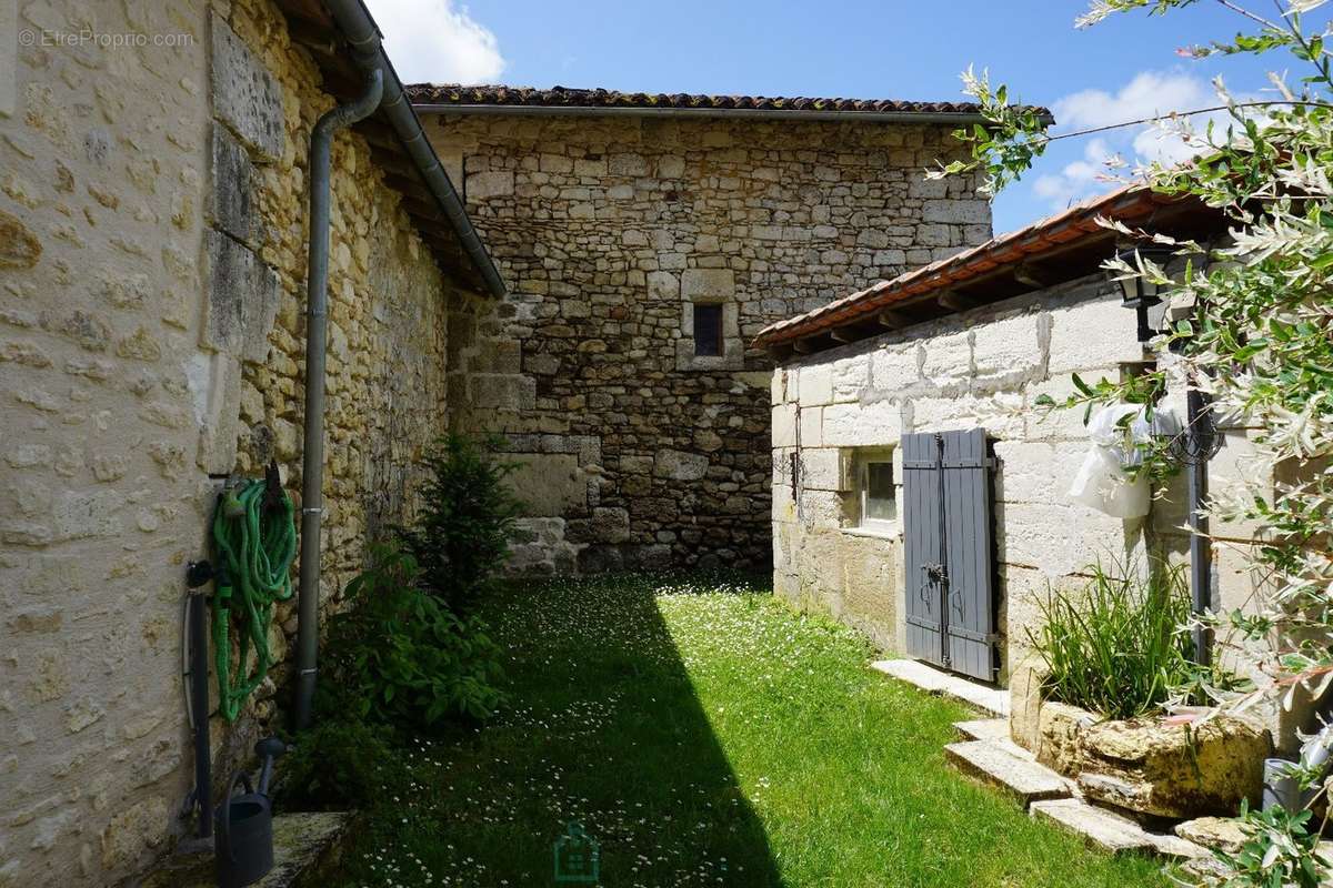 Maison à PAUSSAC-ET-SAINT-VIVIEN