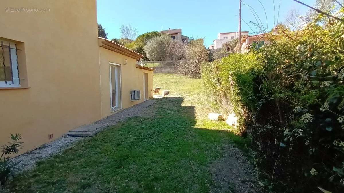 Maison à LA ROQUETTE-SUR-SIAGNE