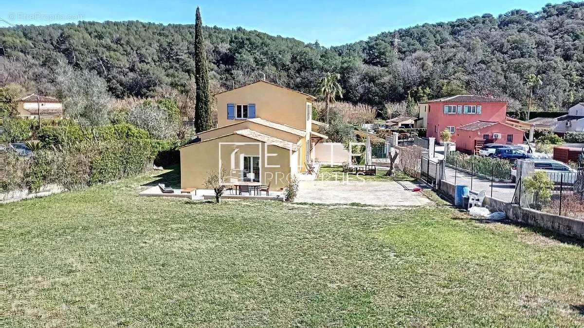 Maison à LA ROQUETTE-SUR-SIAGNE