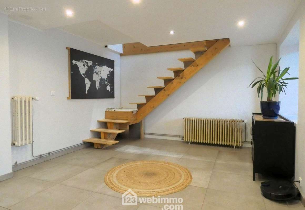 De retour à l&#039;intérieur, vous accédez à l&#039;étage par cet escalier ... - Maison à UGINE