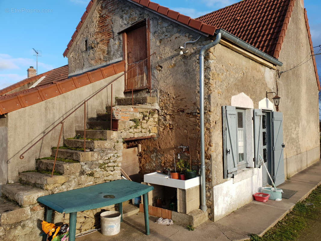 Maison à Thevet Saint Julien, vue de la cour - Maison à THEVET-SAINT-JULIEN