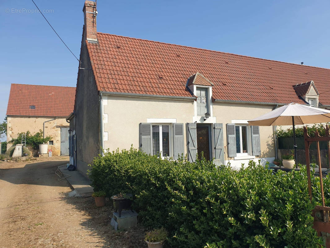 Maison à Thevet Saint Julien, vue de la cour - Maison à THEVET-SAINT-JULIEN