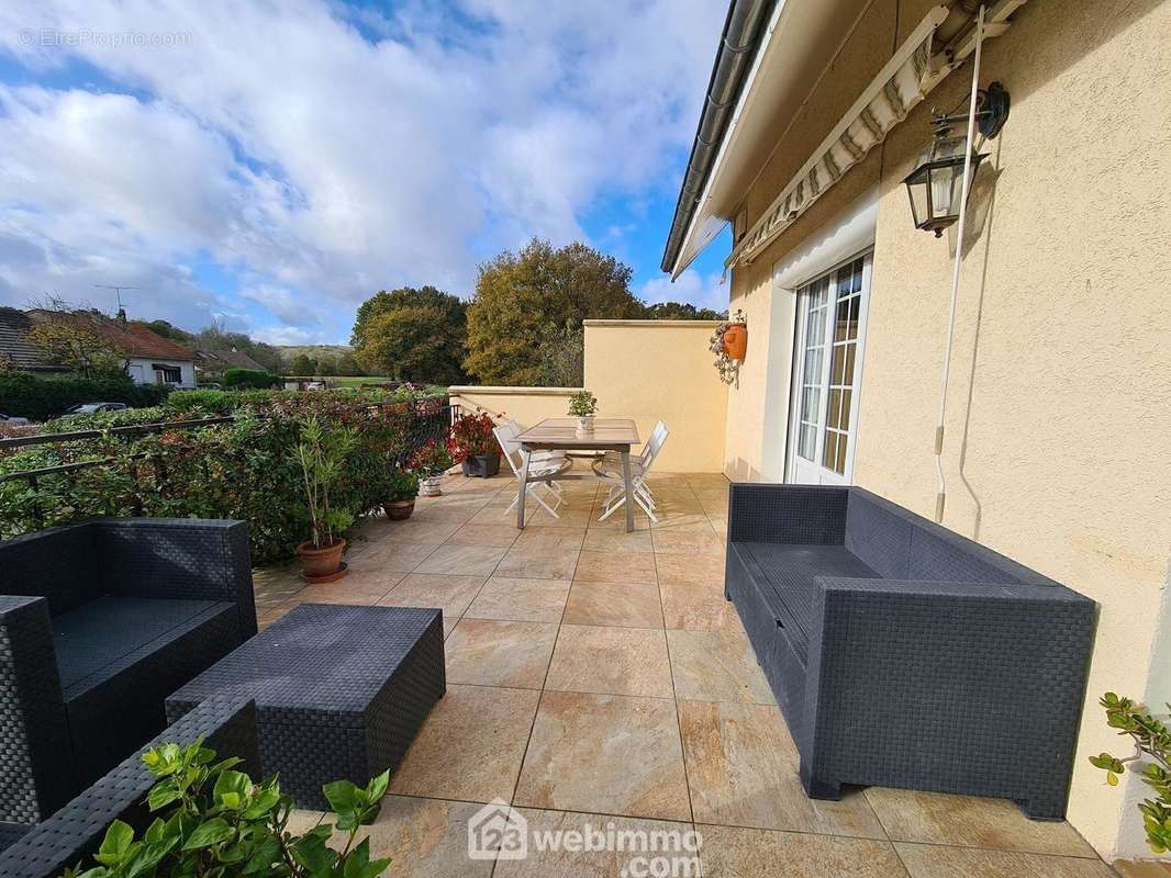 Une belle terrasse de 30 m² avec son store banne. - Maison à MOIGNY-SUR-ECOLE