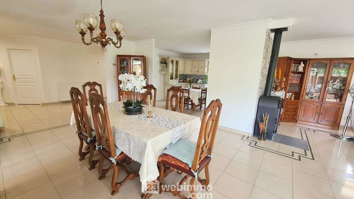 Un espace salle à manger très lumineux. - Maison à BUTHIERS