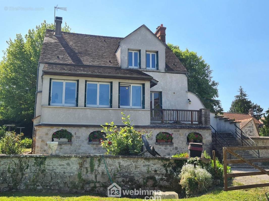 Venez découvrir cette belle maison de 140 m² hab. - Maison à MILLY-LA-FORET