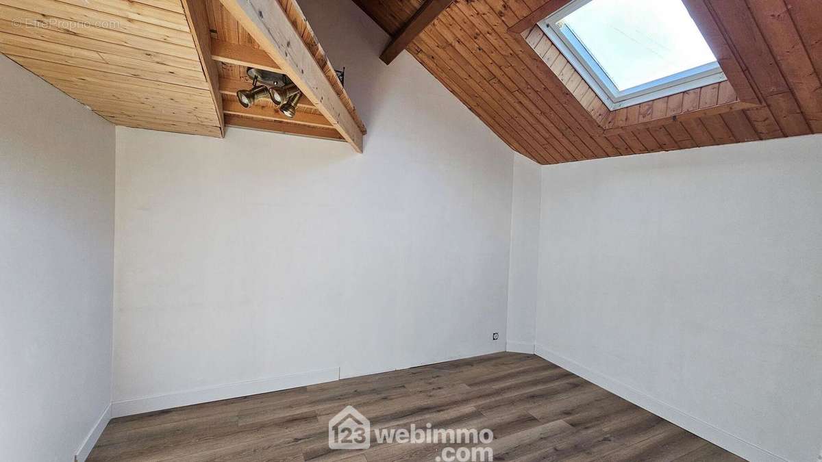 Au rez-de-chaussée, une chambre de 11 m² avec.... - Maison à DANNEMOIS