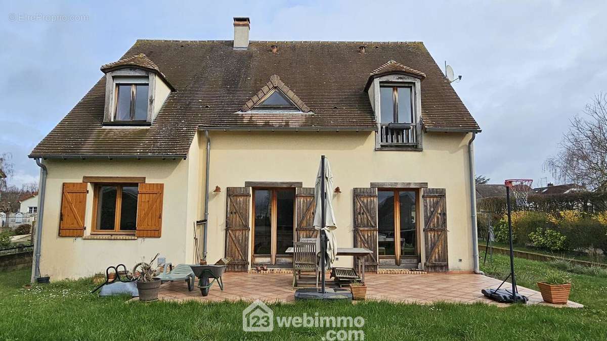 Venez découvrir cette maison de 2004 d&#039;une surface de 138 m². - Maison à SOISY-SUR-ECOLE