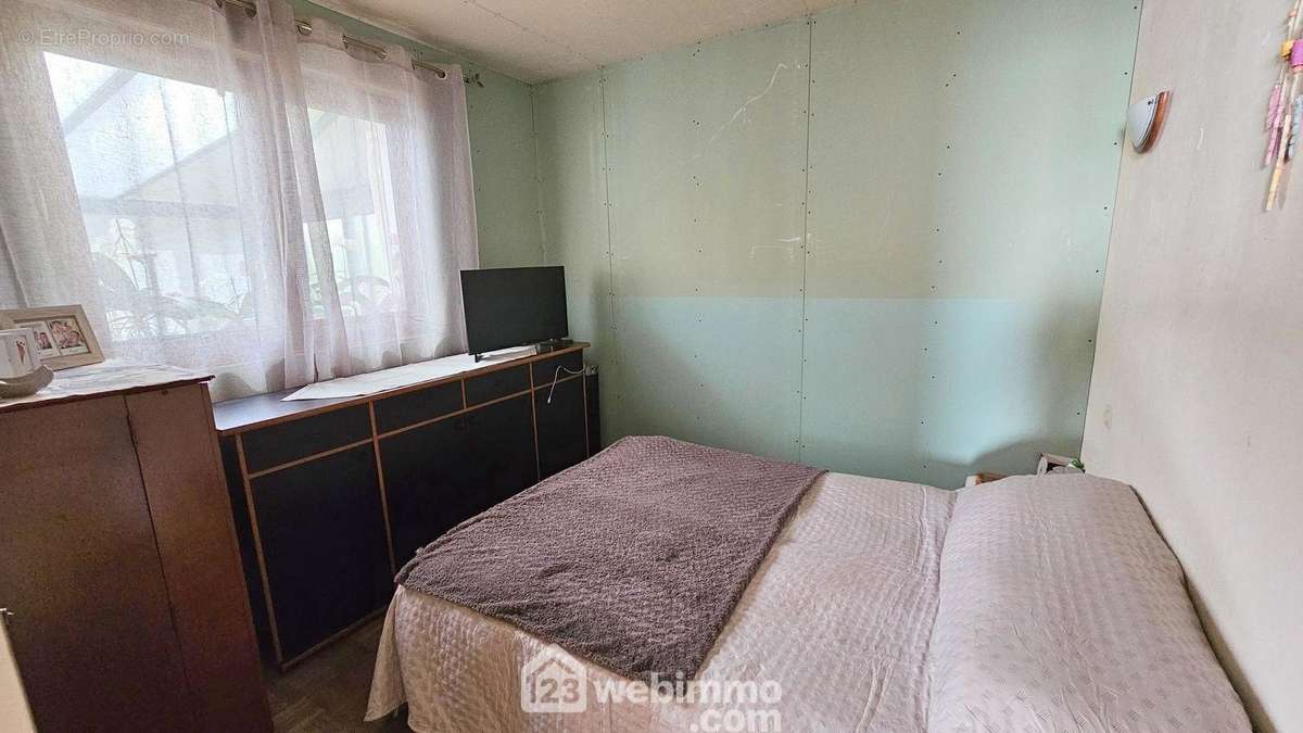 Une chambre de 10 m² toute parquetée. - Maison à MILLY-LA-FORET