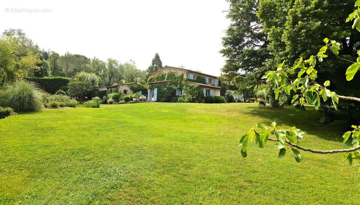 Maison à CHATEAUNEUF-GRASSE